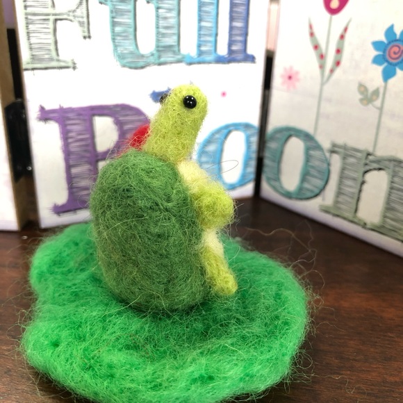 Needle Felted turtle handmade holding heart unique sweet gift collectable - Picture 5 of 10